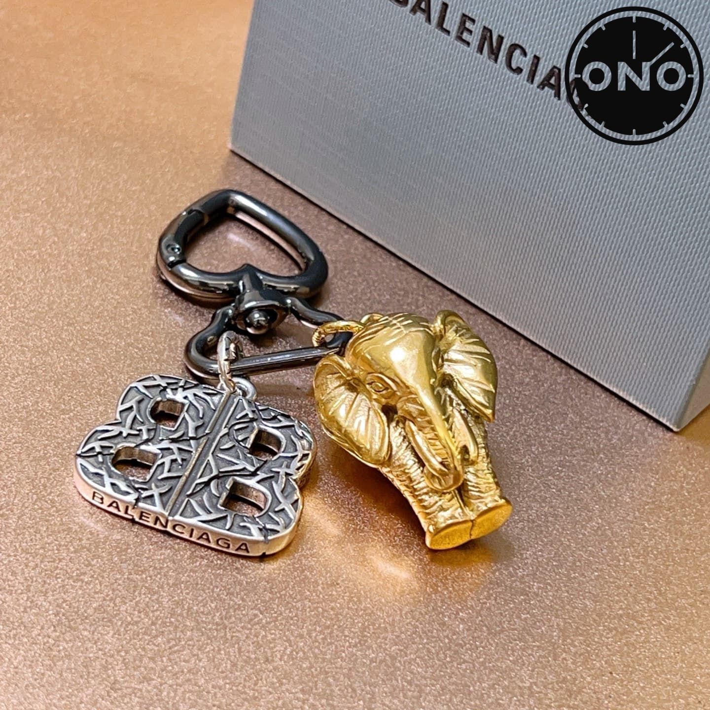 balenciaga-clasp_67_1.jpg
