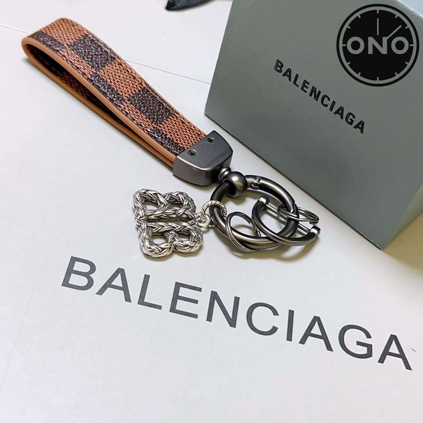 balenciaga-clasp_92_3.jpg
