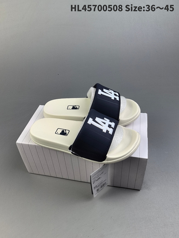 70 MLB 夏季单品 韩国代购品质 MLB 拖鞋 NY美国榄球洋基队限定 x 韩国限定MLB 字母百搭潮流款情侣拖鞋 原厂代工轻量发泡鞋底#环保复合去臭材质HL45700508 Size:3645
