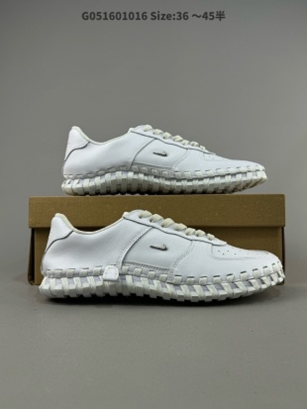 公司级Jacquemus x Nike J Force 1 Low 防滑耐磨低帮 运动休闲鞋 欧美走秀款英伦复古 翘式鞋头设计货号:DR0424-002