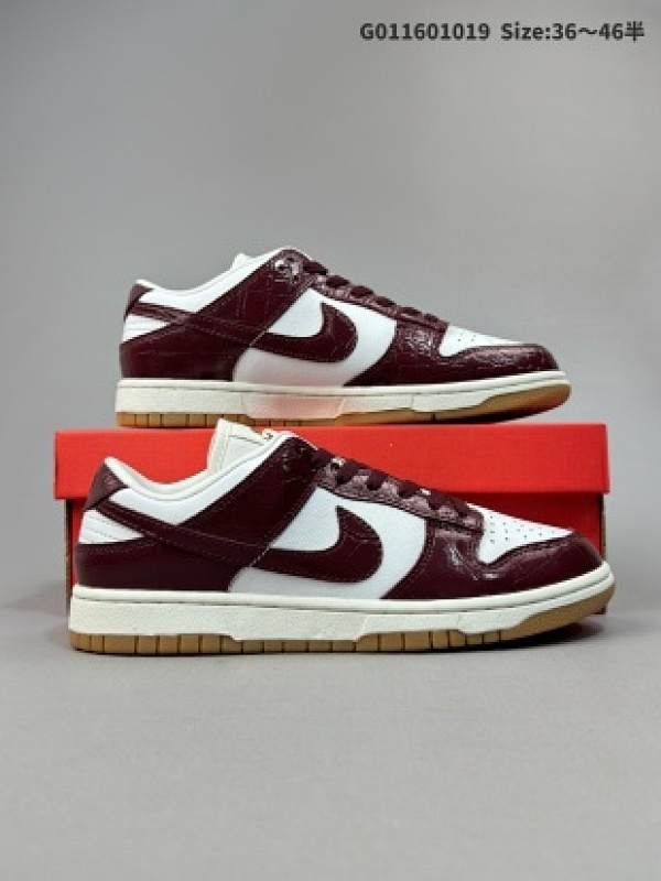 Nike Dunk Low WMNS "Team Red Croc" 耐克 SB 低帮 鳄鱼酒红 鞋身整体选用酒红白色两色货号FJ2260-004