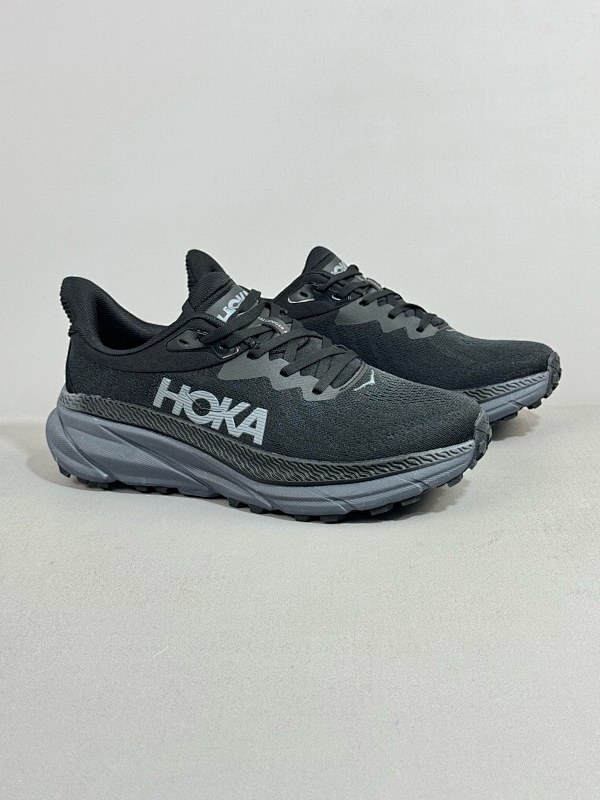 13036-45半集合 小红书推荐HOKA M CHALLENGER ATR 7 全新配色 这个品牌来自于新西兰的毛利语HOKA表示大地ONE ONE表示飞越