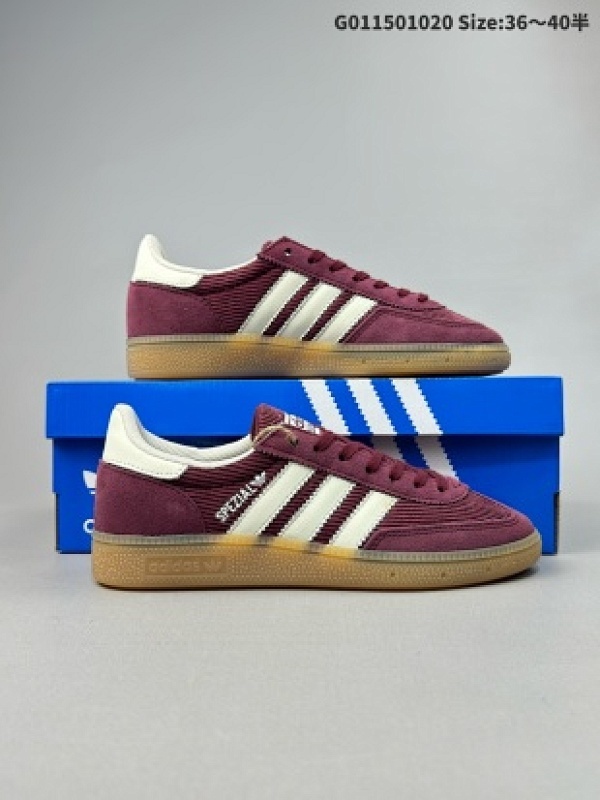 Adidas originals Handball Spezial 阿迪达斯 低帮 酒红色 低邦板鞋男女同款 鞋身选用酒红色灯芯绒制作货号IG1978