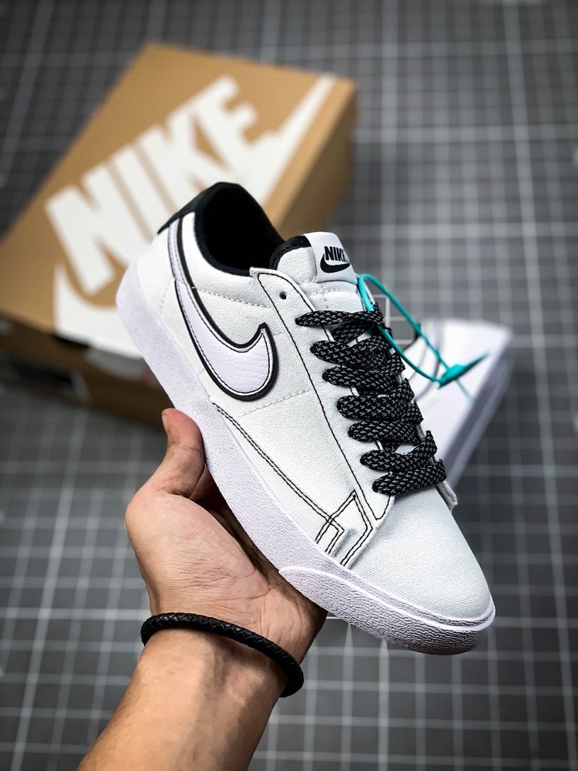 采用pu合成革,塑形能力强,穿着舒适柔软,同时可为脚部带来良好的支撑