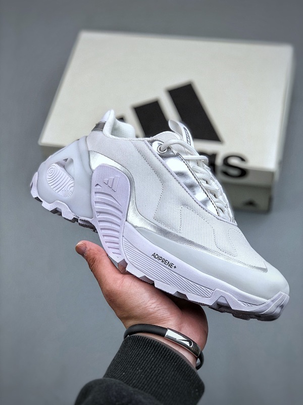 adidas Edge Runner 时尚舒适防滑耐磨 低帮跑步鞋  简约大方的造型设计 给人以随性休闲的格调  穿着舒适轻便  满足日常个性穿搭  尺码 40-45无半码