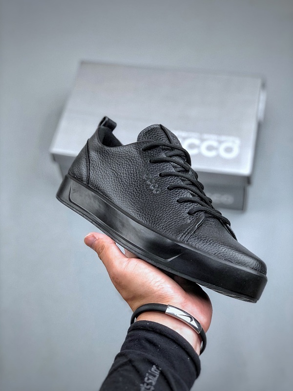 ECCO爱步2024春秋热卖款式  男士休闲鞋百搭防滑平底鞋   简约时尚户外鞋 摒弃传统鞋面设计 舒适牛皮鞋面 手感细腻顺滑 纹理清晰 柔软脚感随心穿脱 质感清晰的鞋带 搭载柔韧橡胶鞋底 脚感柔软舒