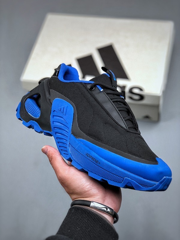 adidas Edge Runner 时尚舒适防滑耐磨 低帮跑步鞋  简约大方的造型设计 给人以随性休闲的格调  穿着舒适轻便  满足日常个性穿搭  尺码 40-45无半码