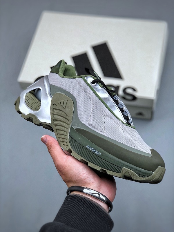 adidas Edge Runner 时尚舒适防滑耐磨 低帮跑步鞋  简约大方的造型设计 给人以随性休闲的格调  穿着舒适轻便  满足日常个性穿搭  尺码 40-45无半码