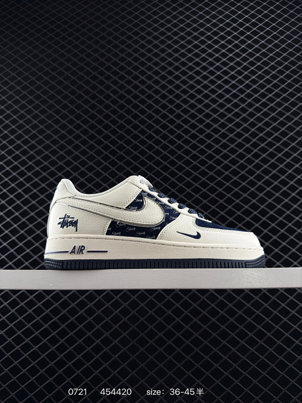 100 耐克 Nike Air Force 1 ’07 空军一号低帮百搭休闲运动板鞋。柔软、弹性十足的缓震性能和出色的中底设计，横跨复古与现代的外型结合，造就出风靡全球三十多年的Force 1，直到今