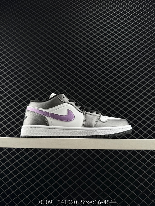 100 Air Jordan 1 Low 低帮 暗夜紫 AJ1 乔丹1代 aj1 乔1 低邦 紫黑 乔丹篮球鞋系列 鞋身整体以优质白色皮革面料打造，搭配暗夜色框架覆盖层，营造出十分低调又美观的配色组合