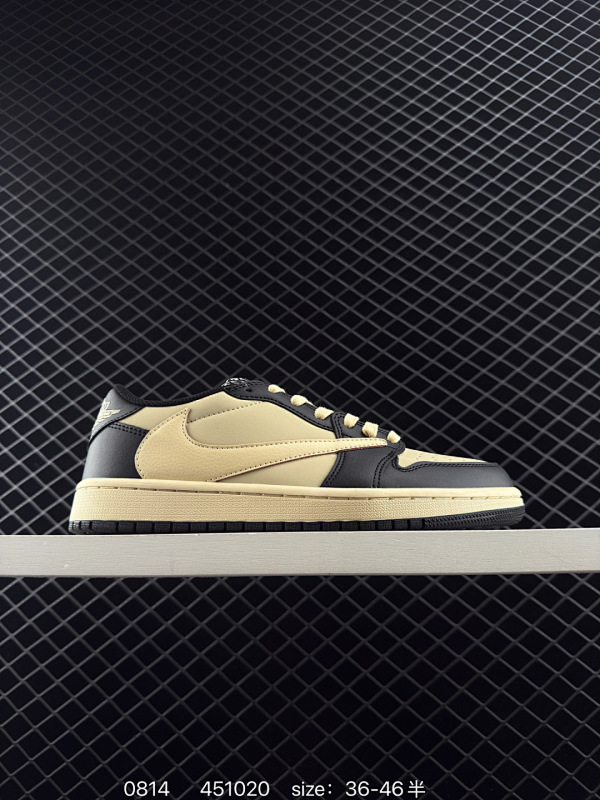 100 Travis Scott x Air Jordan 1 Low 低帮 米黑倒勾联名 AJ1 乔丹1代 aj1 乔1 低邦 米黄黑倒勾联名 乔丹篮球鞋系列 鞋身整体以粉色为底搭配黑色框架呈现，标