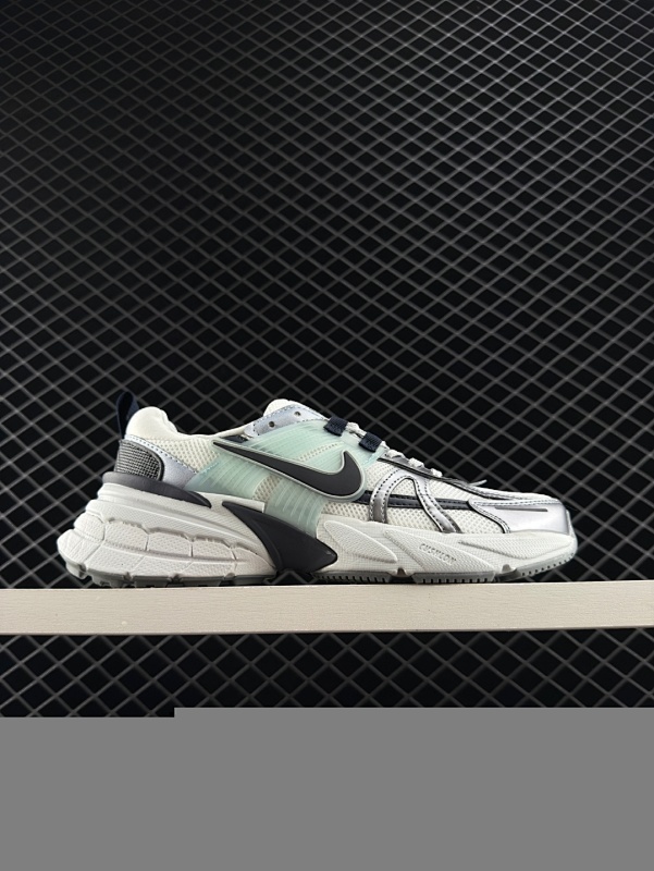 120 Nike V2K Run Run 耐克 V2K 低帮 白灰色 男女同款减震防滑低邦跑步鞋 采用开放式网眼鞋面，米白色皮革覆盖层和半透明笼子。鞋身两侧Swoosh Logo标志采用类似3D的方法