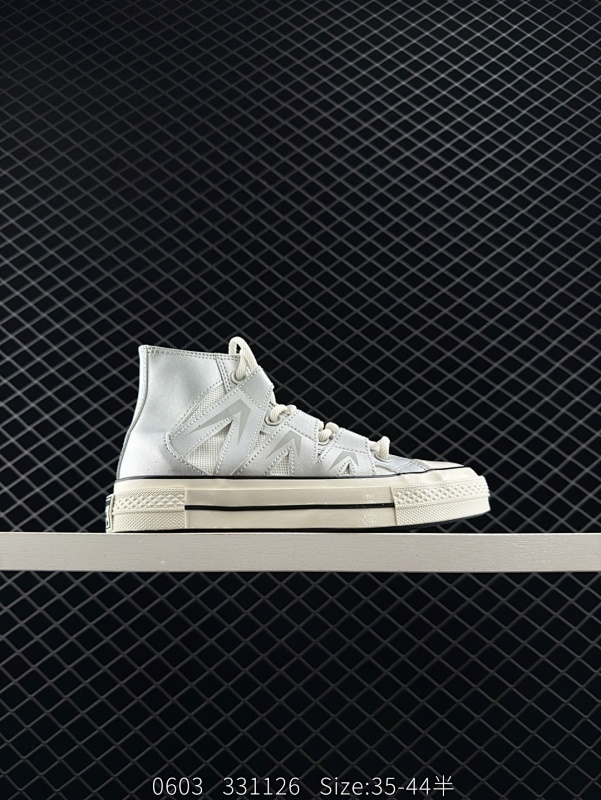 130 银白光泽邂逅潮流型格，这两款匡威鞋尽显独特魅力。低帮款简约随性，日常搭配轻松出彩；高帮款酷感升级，包裹脚踝更具街头范。鞋面材质拼接精巧，线条利落，经典橡胶鞋底，复古韵味与舒适脚感兼具，无论是漫