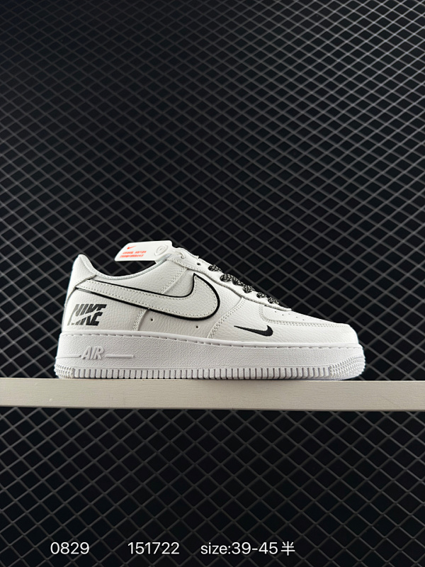 110 耐克Nike AIR FORCE 1’07空军一号低帮百搭休闲运动板鞋。柔软、弹性十足的缓震性能和出色的中底设计，横跨复古与现代的外型结合，造就出风靡全球三十多年的Force 1。 货号:Cs