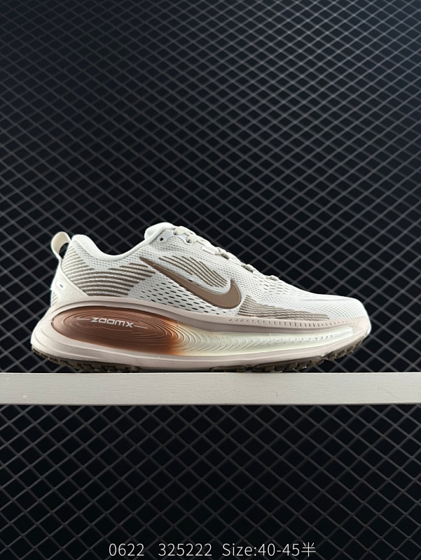 110 真标✅Nike VOMERO 18 耐克 舒适减震防滑 低帮跑步鞋 全掌ReactX泡绵中底 前掌和后跟还配备了Air Zoom气垫单元 据说跑起来更快更舒适哦 这次最大的升级点 首次引入了R