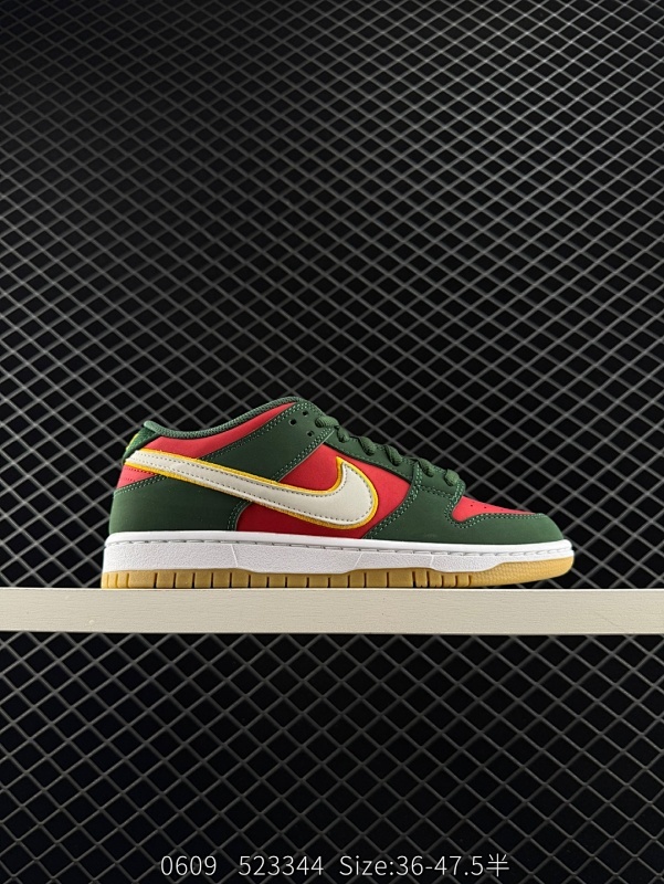 220 NIKE DUNK SB LOW 西雅图 Dunk SB顾名思义，具有经典的Dunk血缘，又注入了更多的时尚元素。相较于普通的Dunk滑板鞋，改良版的Dunk SB加厚了鞋舌的填充，使舒适性大