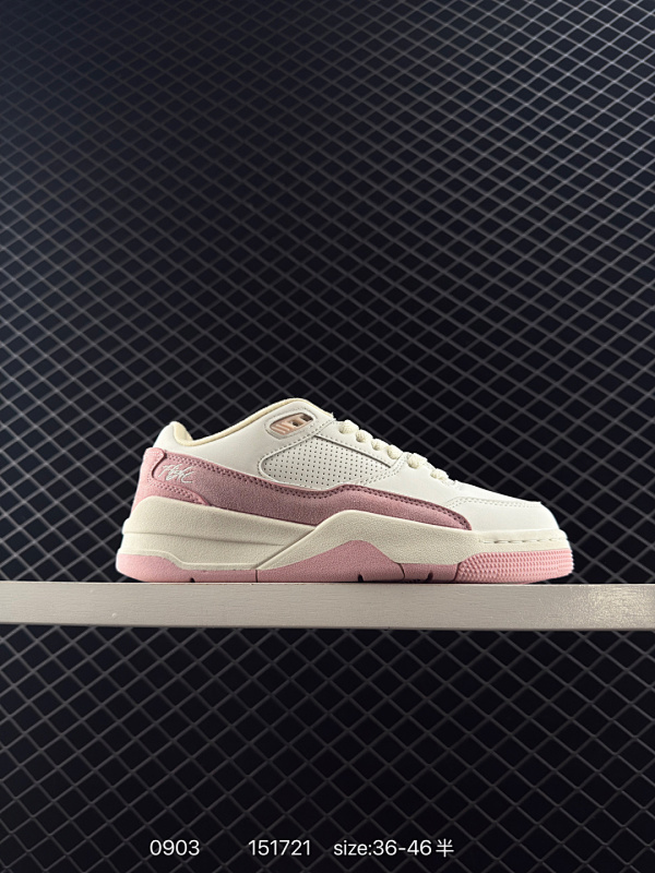 105 真标带半码 Air Jordan 4 Retro Flight Court 低帮 米紫色 AJ4 乔丹4代 aj4 乔4 低邦 白紫色 乔丹篮球鞋系列 鞋款整体以米白色皮革打造，鞋舌及后跟Ju