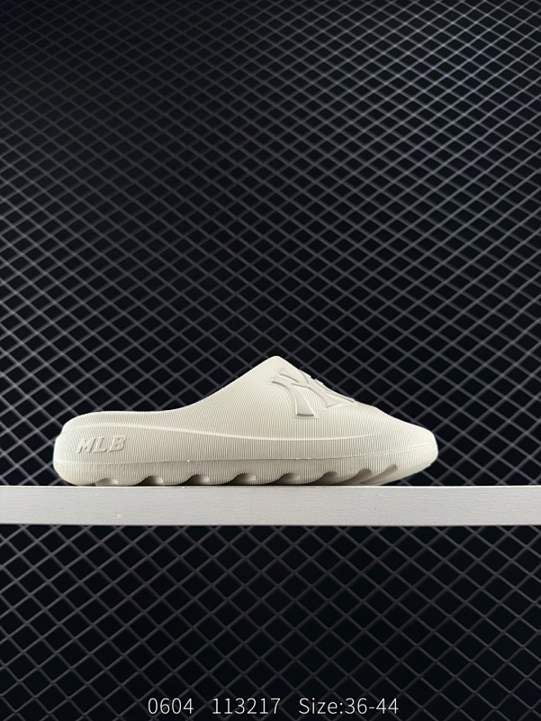 85 拖鞋MLB/韩国F&F旗下运动品牌 采用优质轻量克重纤维移膜皮革及透气网面鞋面材质，全新独立4cm厘米外增高轻质发泡大底❗️爆火女神显高显腿长款Korea韩国2021Fw限定洛杉矶道奇队限定