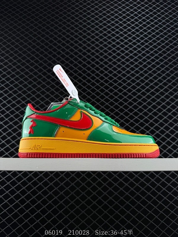 140 耐克 Nike Air Force 1 ’07 空军一号低帮百搭休闲运动板鞋。柔软、弹性十足的缓震性能和出色的中底设计，横跨复古与现代的外型结合，造就出风靡全球三十多年的Force 1，直到今