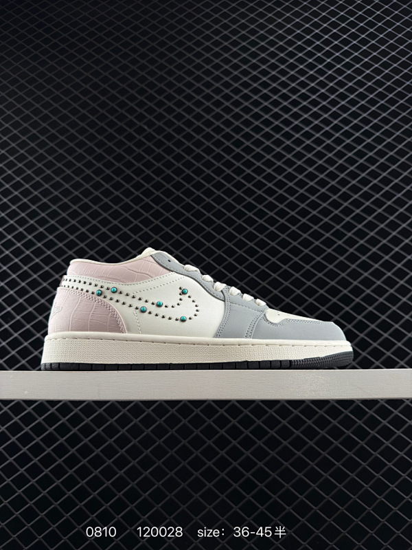 140 Air Jordan 1 Low 低帮 绿松石钩子 AJ1 乔丹1代 aj1 乔1 低邦 灰白粉 乔丹篮球鞋系列 鞋身整体采用柔和的米白色皮革，搭配灰色框架覆盖层，鞋领及后跟粉色鳄鱼压纹质感，