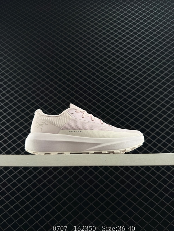 250 公司级✅Arcteryx始祖鸟 NORVAN LD 4 GTX 覆盖防水 低帮户外登山徒步鞋 特有的独立衬垫 穿着更合脚 带有Gore-Tex防水内衬 提供透气性和防风雨性能 同时内靴带有橡胶