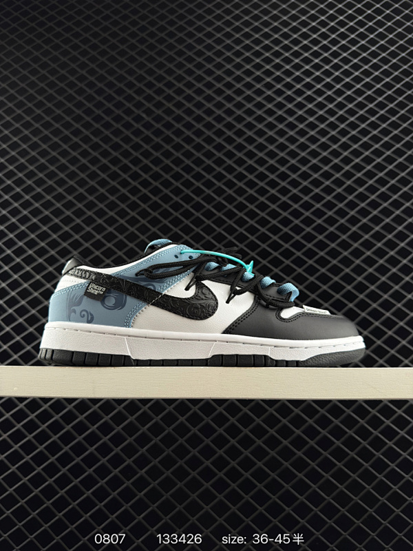 130 NK Dunk Low 山海经 赢鱼 DD1503-101 此款以鞋面化身山海画卷，大面积白色如汹涌浪花，流动的淡蓝水纹暗涌于黑白皮革之上，清晰的波浪纹理浮雕其上，如赢鱼破渊而出时荡开的洪荒涟