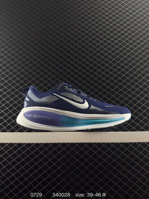 140 Nike VOMERO 18 耐克 舒适减震防滑 低帮跑步鞋 全掌ReactX泡绵中底 前掌和后跟还配备了Air Zoom气垫单元 据说跑起来更快更舒适哦 这次最大的升级点 首次引入了Reac