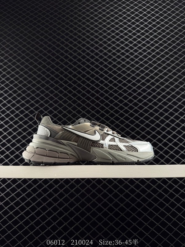 120 耐克NIKE V2K Runtekk 减震防滑复古低帮跑步鞋材质上使用大面积网眼 皮革 TPU 组成 支撑和透气性肯定不错 中底处由 Cushlon 泡绵打造 保证在压马路时可以提供优秀脚感