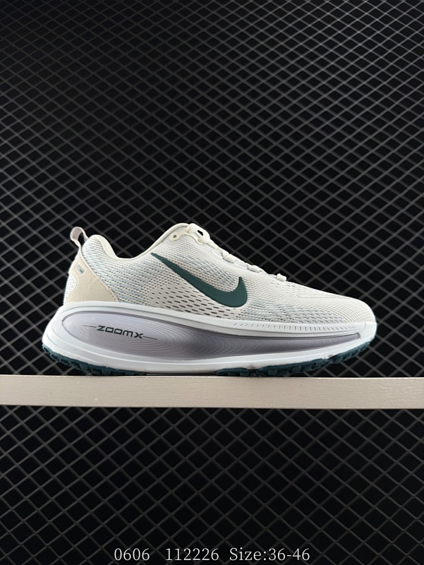 130 公司级✅Nike VOMERO 18 耐克 舒适减震防滑 低帮跑步鞋 全掌ReactX泡绵中底 前掌和后跟还配备了Air Zoom气垫单元 据说跑起来更快更舒适哦 这次最大的升级点 首次引入了