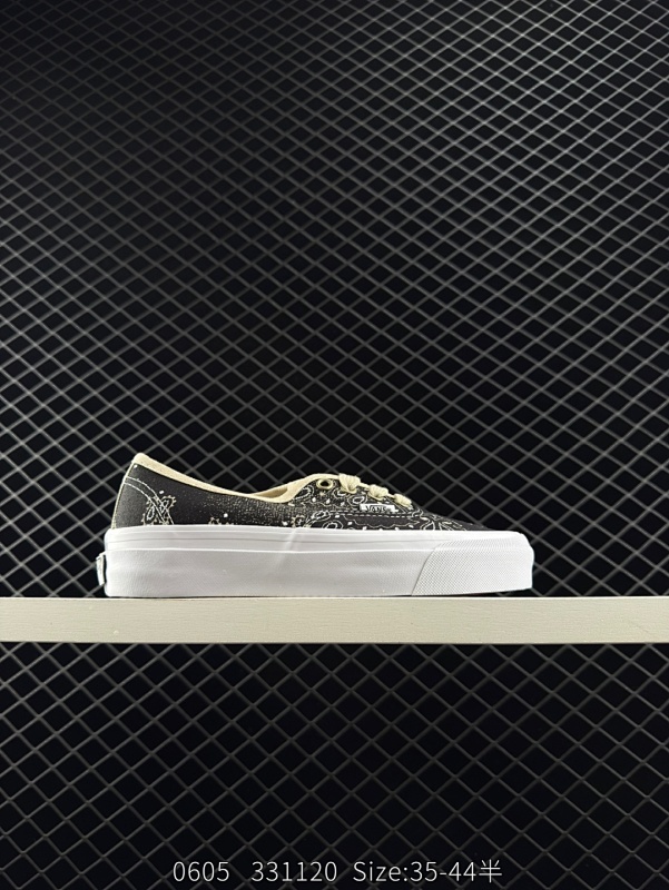 100 新款 万斯Vans Authentic 44 系列！鞋面采用8盎司帆布面料打造，Vans 通过印花的形式在鞋面上不规则的印满了佩斯利腰果花图案，同时运用水洗工艺打造出类似牛仔布的落色效果。鞋带