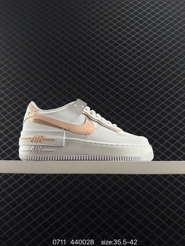 140 耐克Nike Air Force 1 Low  空军一号低帮百搭休闲运动板鞋。柔软、弹性十足的缓震性能和出色的中底设计，横跨复古与现代的外型结合，造就出风靡全球三十多年的Force 1 货号：