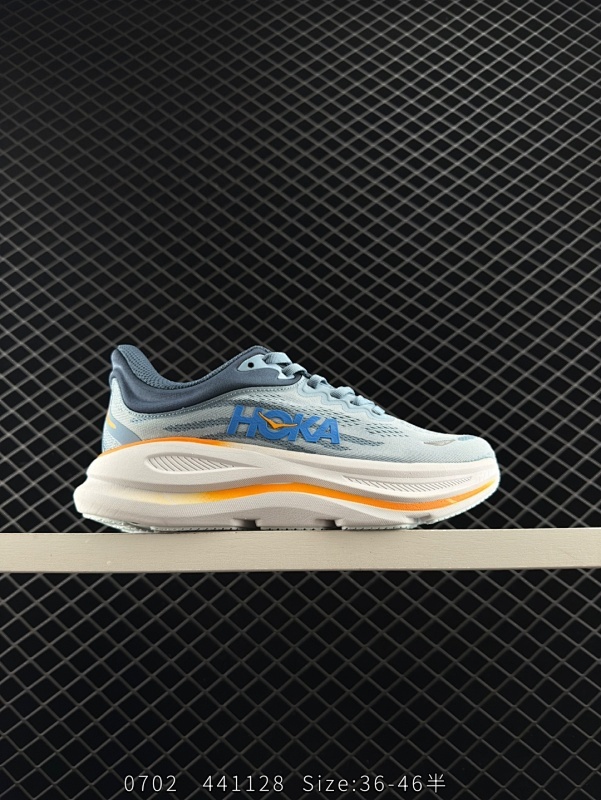 140 公司级✅小红书推荐HOKA W BONDI 9全新配色 这个品牌来自于新西兰的毛利语，HOKA表示大地，ONE ONE表示飞越，连起来就是飞越地平线，ONE ONE不是读作“万万”，正确读法是