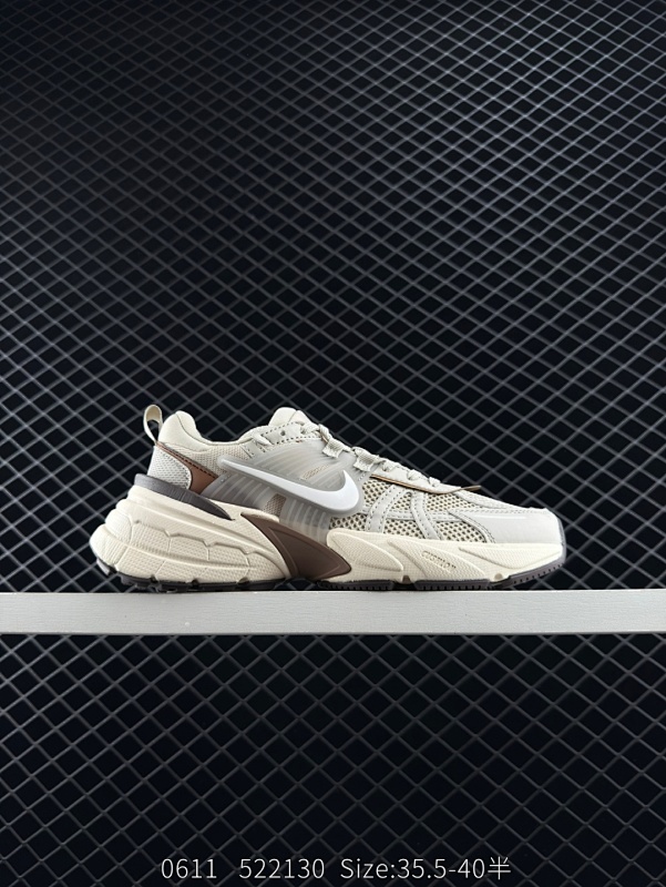 150 耐克NIKE V2K RUN跑步鞋复古风潮 网面透气运动鞋 灰银紧致的鞋面材质提供良好的包裹性鞋侧 Swoosh以及鞋头部分搭配增添不少亮点的镀铬细节鞋垫上印有Bill Bowerman头像