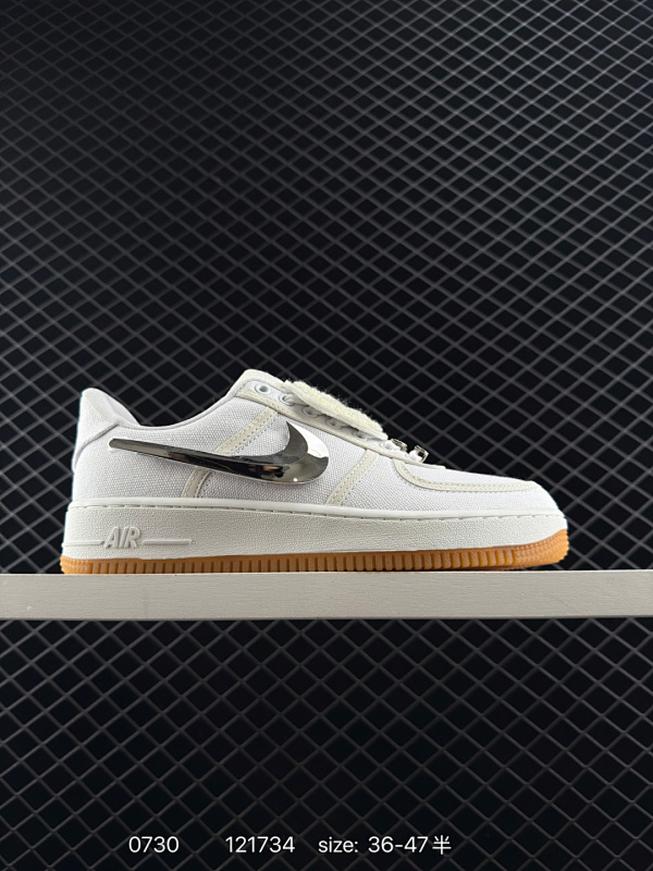 170 耐克 Nike Air Force 1 ’07 空军一号低帮百搭休闲运动板鞋。柔软、弹性十足的缓震性能和出色的中底设计，横跨复古与现代的外型结合，造就出风靡全球三十多年的Force 1，直到今