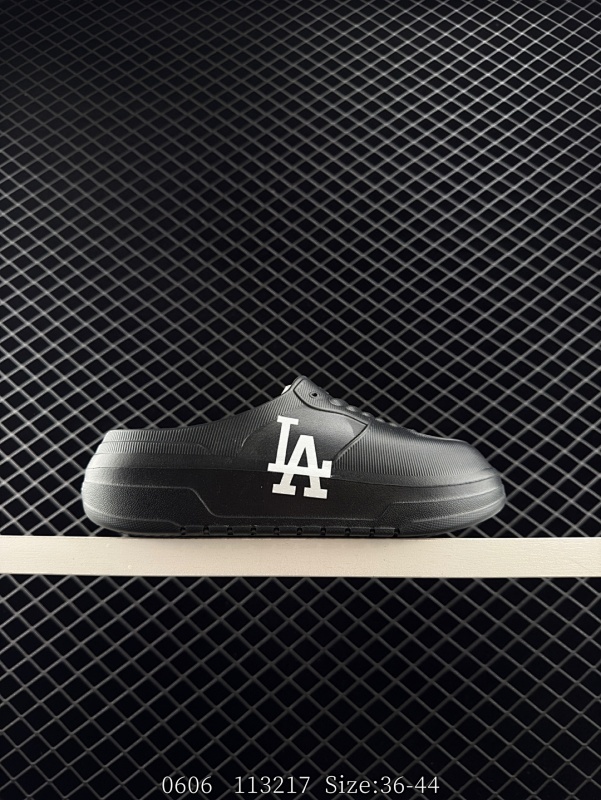 85 MLB NEW MOUND MONO夏季单品 韩国代购品质 MLB拖鞋 NY美国榄球洋基队限定 x 韩国限定MLB 字母百搭潮流款情侣拖鞋 原厂代工轻量发泡鞋底#环保复合去臭材质❗ 货号：3