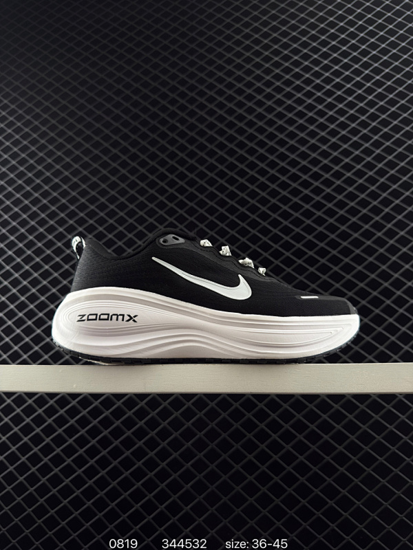 160 Nike VOMERO Plus 耐克 舒适减震防滑 低帮跑步鞋 全掌ReactX泡绵中底 前掌和后跟还配备了Air Zoom气垫单元 据说跑起来更快更舒适哦 这次最大的升级点 首次引入了Re