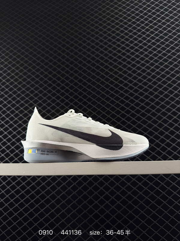 180 耐克NIKE VAPORFLY NEXT%4 整体采用前作的设计语言，并且对后者的细节进行升级，马拉松和长距离路跑的性能极限设计而生。 货号：HF64