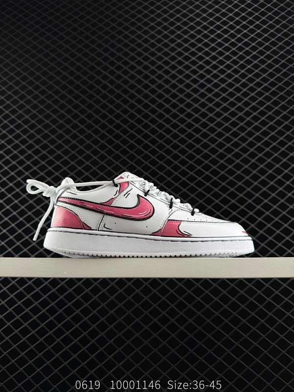 230 【公司级】耐克 Nike Court Vision Lo校园风低帮复古篮球板鞋男女运动鞋 解构绑带 双鞋带。延续80年代复古篮球鞋，添加学院风细节。皮革组合鞋面，利落风格，重现复古篮球风范。鞋