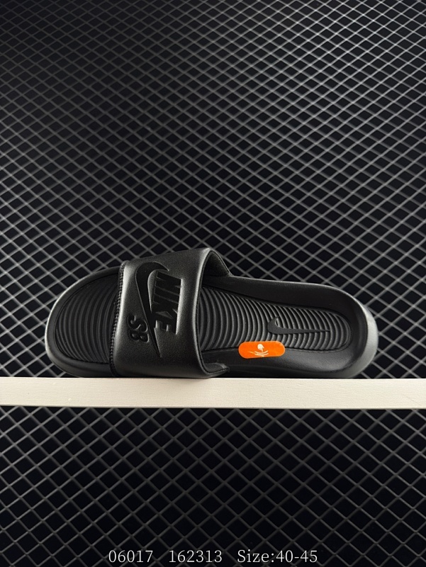 65 NK Victori One Slide Mix 耐克拖鞋 可回收材料夏季沙滩运动防滑一字潮流拖鞋 简约清爽的夏季必备单品 焕新升级经典必备设计 轻松驾驭海滩和球场看台