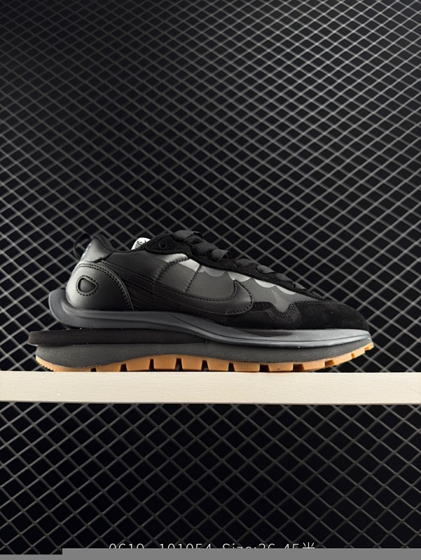 180 耐克Nike Vaporwaffle /Sacai 华夫50周年系列华夫复古休闲运动慢跑鞋  后跟TPU独家4块滑块模具 夏季热门款 网面透气休闲跑步鞋  货号：DD1875-101 尺码