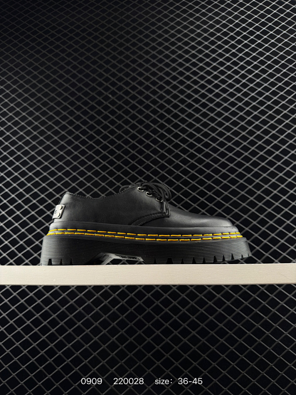 140 Dr.martens/马汀博士 采用超软粒面牛剖皮打造鞋面材质，厚实耐磨PVC透明水晶橡胶大底(跟高5.5cm,有明显外增高效果!!)，空补胶“零胶”工艺，真实大底拉帮线锁底，附送手提包装袋❗