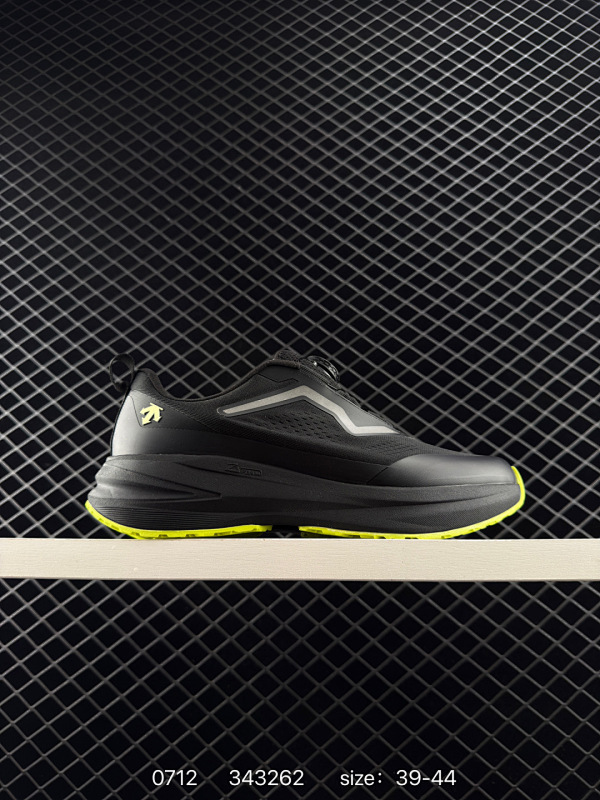 310 公司级✅DESCENTE迪桑特CHRON系列男女同款TRAINER运动休闲鞋夏季 CHRON TRAINER在经典CHRON鞋型基础上，融入经典训练鞋元素；单色皮革拼接鞋面，打造简洁的外观；加