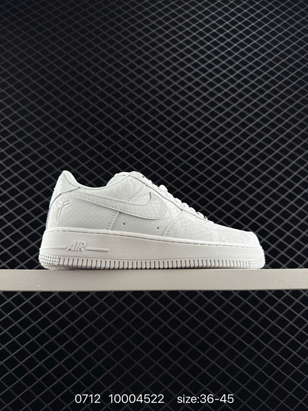 110 耐克NIke Air Force 1 ‘07空军一号低帮百搭休闲运动板鞋。柔软、弹性十足的缓震性能和出色的中底设计，横跨复古与现代的外型结合，造就出风靡全球三十多年的Force 1。