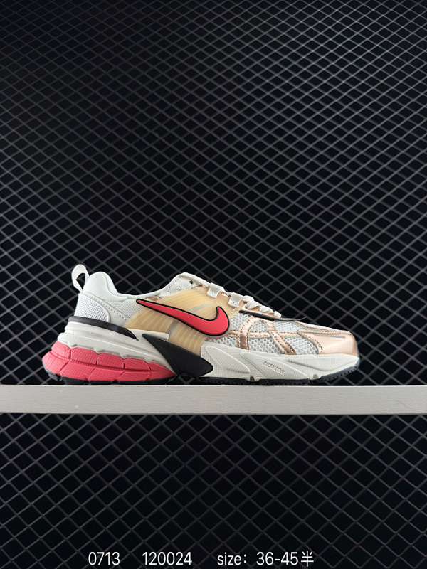 120 耐克NIKE V2K RUN跑步鞋复古风潮 网面透气运动鞋 灰银紧致的鞋面材质提供良好的包裹性鞋侧 Swoosh以及鞋头部分搭配增添不少亮点的镀铬细节鞋垫上印有Bill Bowerman头像