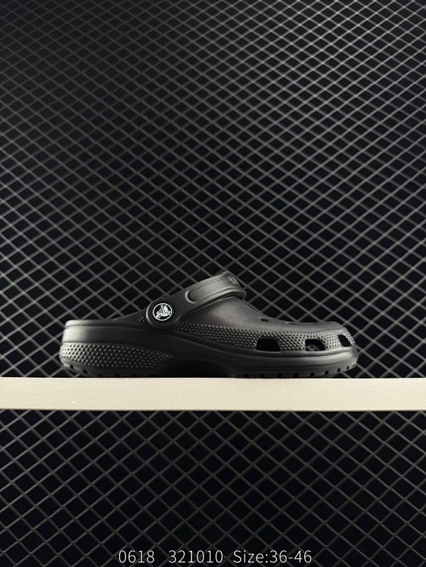 50 卡骆驰 Crocs Classic Clog 卡骆驰系列休闲沙滩洞洞拖鞋凉鞋 超轻Croslite专利材料打造 鞋面更加耐用易清洗 该鞋款轻盈舒适 2002年 经典克骆格诞生 秉承外形简单 穿着