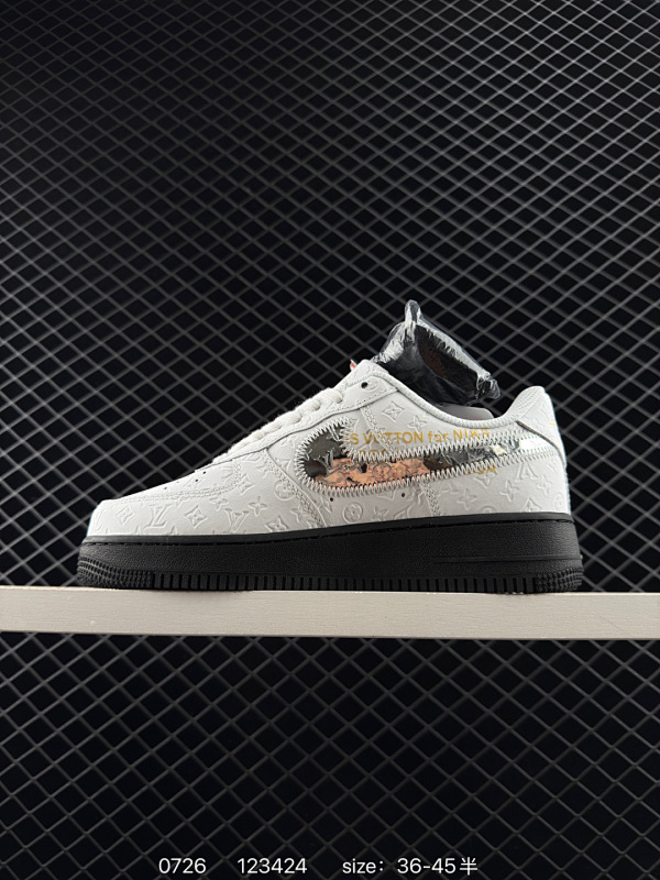 120 耐克 Nike Air Force 1 ’07 空军一号低帮百搭休闲运动板鞋。柔软、弹性十足的缓震性能和出色的中底设计，横跨复古与现代的外型结合，造就出风靡全球三十多年的Force 1，直到今