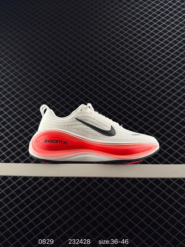 140 Nike VOMERO PLUS 耐克 舒适减震防滑 低帮跑步鞋 全掌ReactX泡绵中底 前掌和后跟还配备了Air Zoom气垫单元 据说跑起来更快更舒适哦 这次最大的升级点 首次引入了Re