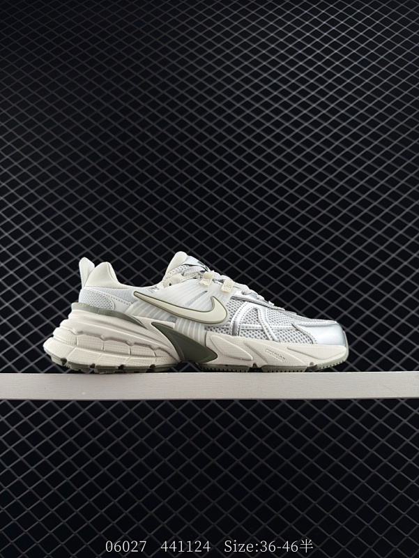 120 真标✅耐克NIKE V2K RUN跑步鞋复古风潮 网面透气运动鞋 灰银紧致的鞋面材质提供良好的包裹性鞋侧 Swoosh以及鞋头部分搭配增添不少亮点的镀铬细节鞋垫上印有Bill Bowerm