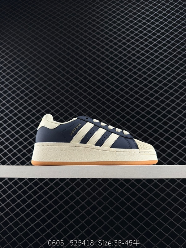 90 AD Originals Superstar 经典复古贝壳头厚底板鞋 诞生于1969年 是第一双将全皮面鞋 身与橡胶鞋头结合在一起的低帮篮球鞋 Superstar最开始 是作为高帮篮球鞋Pro