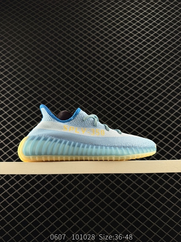 140 Adidas 阿迪达斯 Yeezy Boost 350 V2 椰子 巴斯夫 爆米花 休闲透气缓震舒适 百搭轻便中底慢跑鞋 椰子鞋经典运动鞋中性跑鞋，是Adidas Yeezy 350 Boos